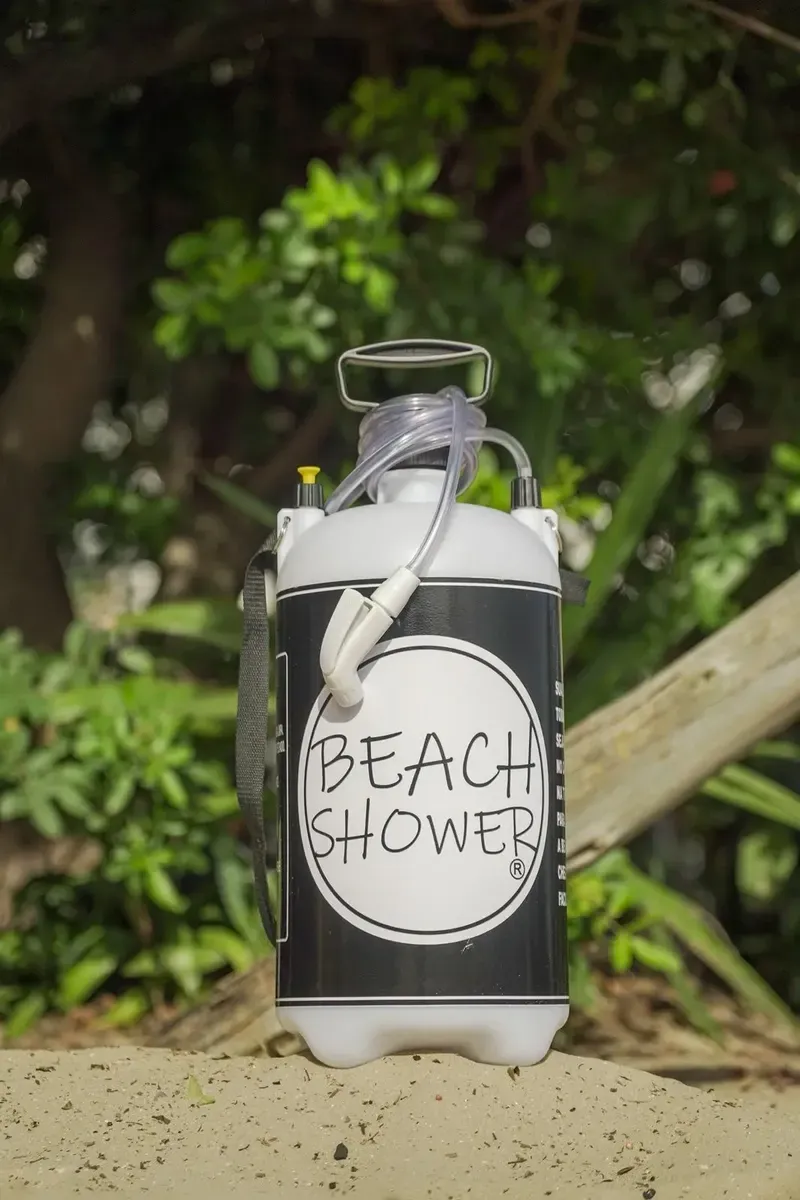 Beach Shower apoiada na areia da praia